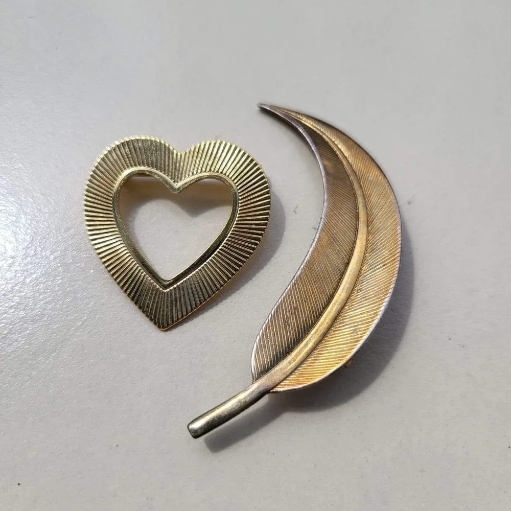 Vintage Brooch Set Gold Heart Feather Textured Ribbed Pins